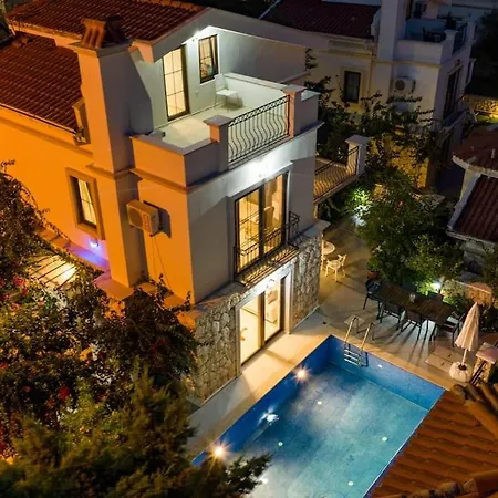 Havuzu, Plajı, Bahçesi Ve Olağanüstü Manzarasıyla…