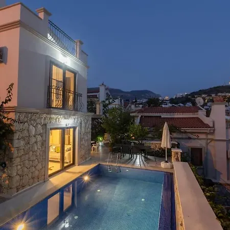 Havuzu, Plajı, Bahçesi Ve Olağanüstü Manzarasıyla… Villa